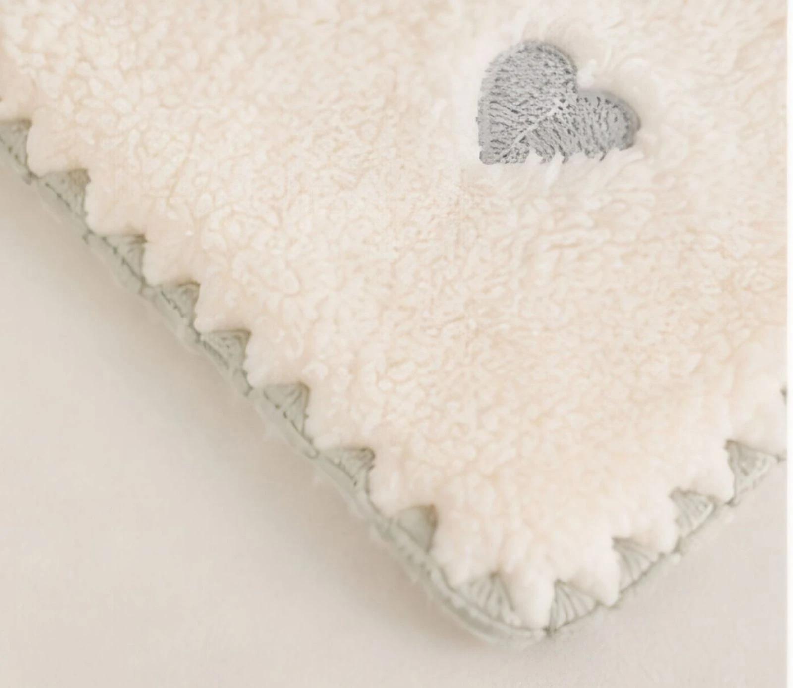 Cobertura de forro polar con motivos de corazón – photo 5